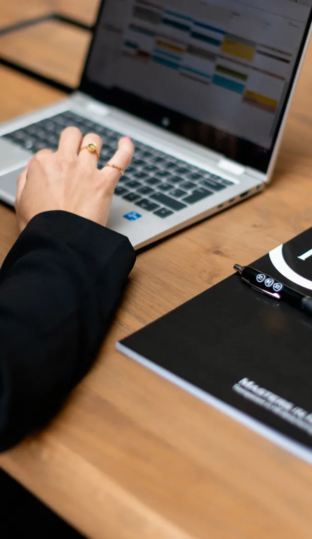 Aan het werk op de laptop. Masters in HR notitieboek