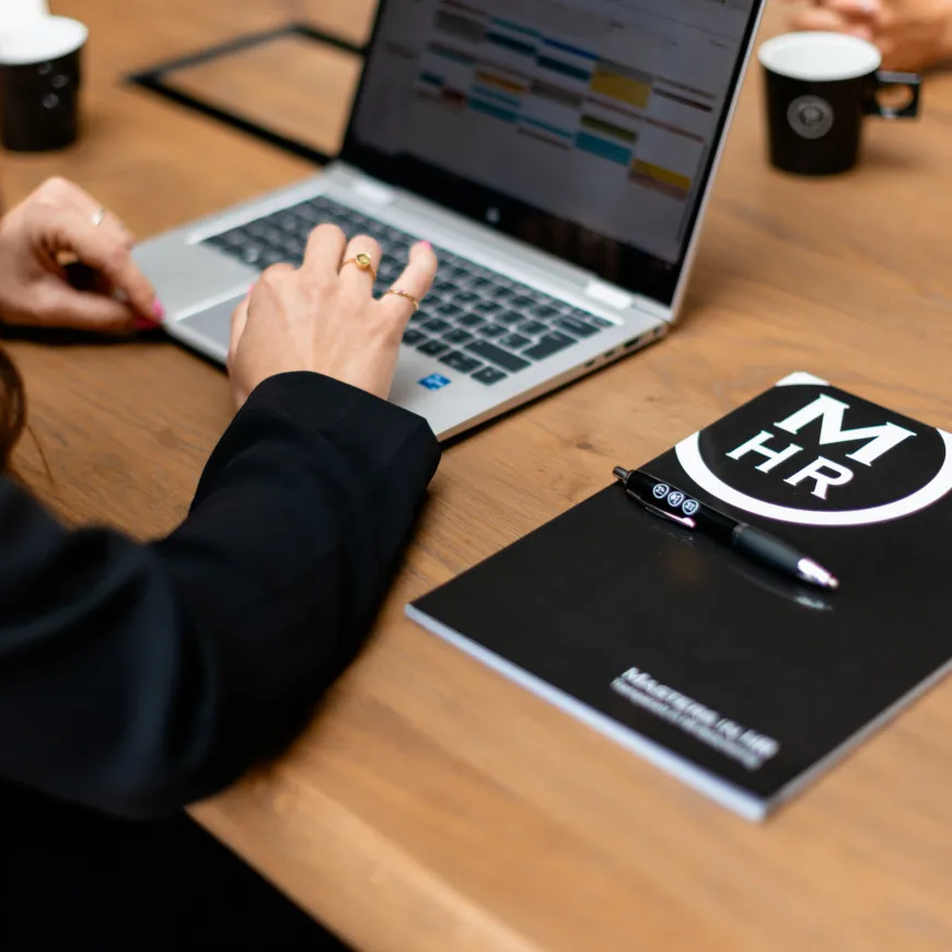 Aan het werk op de laptop. Masters in HR notitieboek
